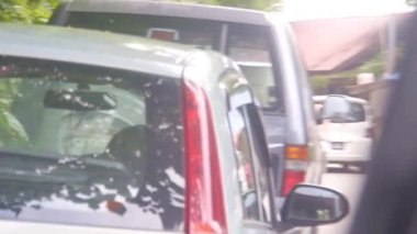 Otoparktaki İnsanlar Arabalarla çevrili