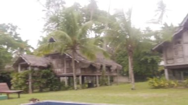 Yüzme Havuzu, Bungalovlar ve Flora ile çevrili