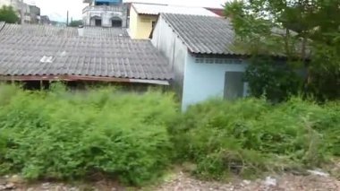 Trenden Flora yakınlarında odun taşıyan biri geçiyor.