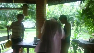 Flora 'ya Yağmur yağarken Sığınak Altındaki Kadınlar 