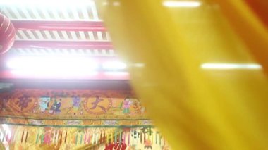 Tapınakta Beyazlar Giyinen İnsanlar