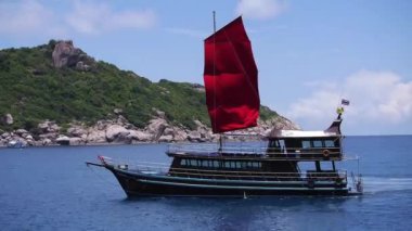 Su Kaynağında Tekne Adanın yakınında 