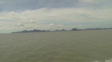 Suyun Üzerinde Tekne Arkasında Kara Kaynağı