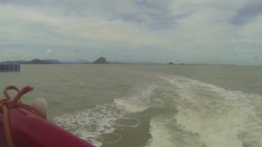 Motorlu Teknenin Arkasından Dalgalar 