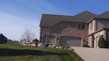 Güneşli bir günde Dışarıdan Ev 