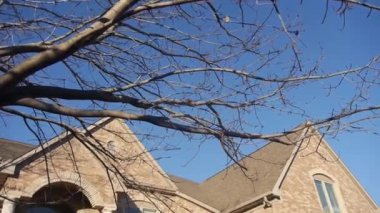 Güneşli bir günde Dışarıdan Ev 