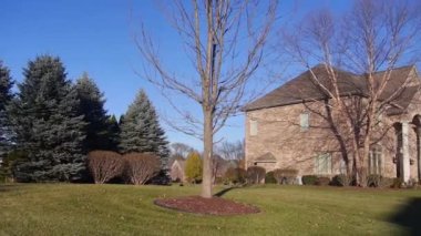 Güneşli bir günde Dışarıdan Ev 