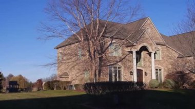 Güneşli bir günde Dışarıdan Ev 