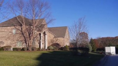 Güneşli bir günde Dışarıdan Ev 