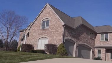 Güneşli bir günde Dışarıdan Ev 