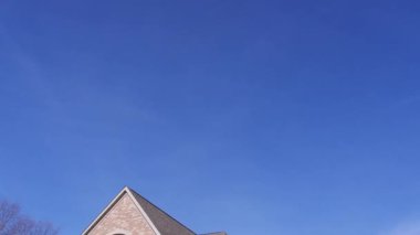 Güneşli bir günde Dışarıdan Ev 