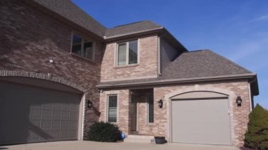 Üst Kapısı Garajlı Mahalle Evi Sağdan Sola.