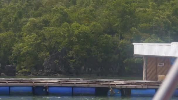 Barcos Cerca Sillas Puerto — Vídeo de stock