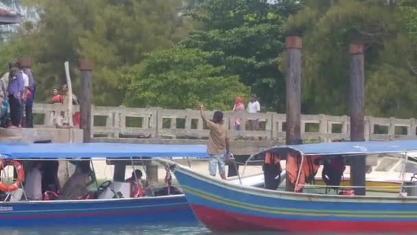 Boote Auf Dem Wasser Quelle Der Nähe Der Flora — Stockvideo