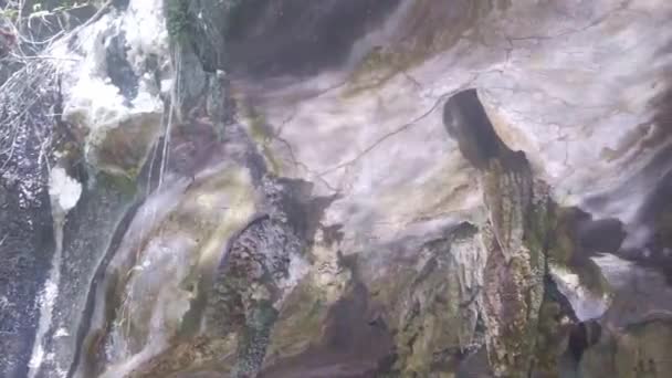 Lichter Aus Wasser Plätschern Auf Felsen Über Touristen Der Umgebung — Stockvideo