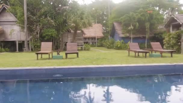 Piscina Rodeada Sillas Bungalows Flora — Vídeo de stock