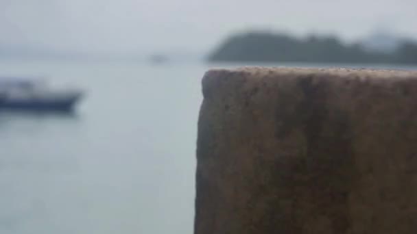 Βράχος Μπροστά Από Βάρκες Στην Πηγή Νερού — Αρχείο Βίντεο