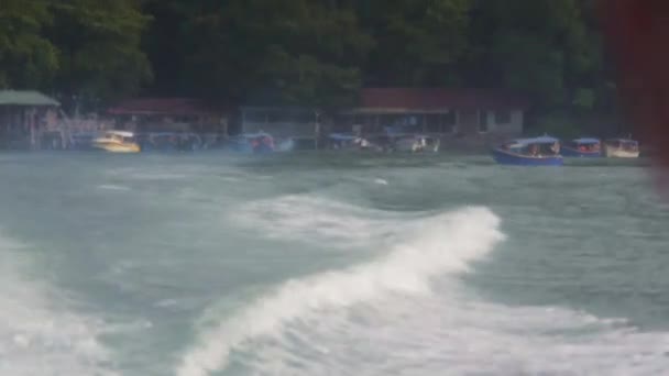 Vågor Vatten Källa Nära Stranden Skjut Bakåt — Stockvideo