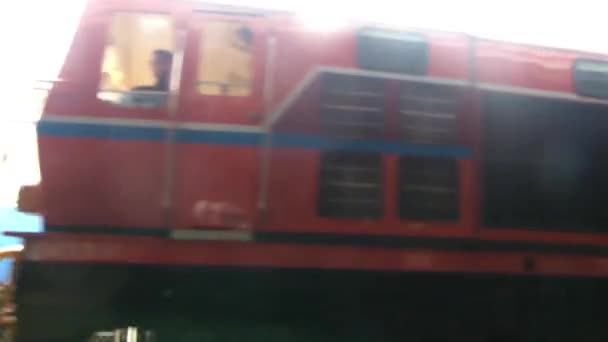 Tåget Passerar Förbi Bakom Ett Repat Fönster — Stockvideo