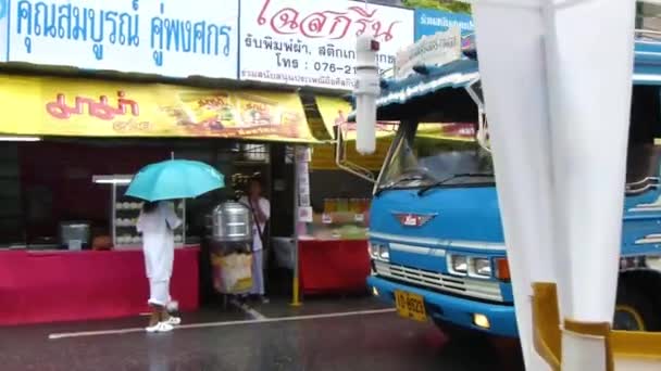 Μπλε Φορτηγό Που Διέρχεται Από Τις Στάσεις Τροφίμων Στην Οδό — Αρχείο Βίντεο