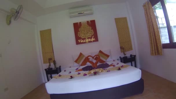 Amanti Letto Matrimoniale Con Decorazioni Hotel Fantasia — Video Stock