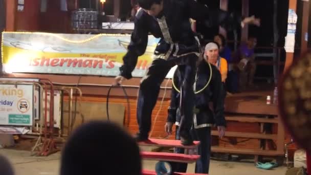 Männer Machen Akrobatik Show Umgeben Von Menschenmassen — Stockvideo