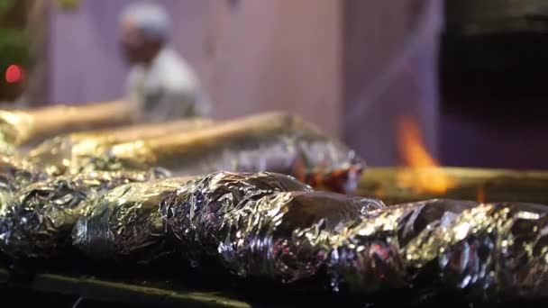 Τρόφιμα Δρόμου Τυλιγμένα Αλουμίνιο Στο Μπάρμπεκιου Φλόγες — Αρχείο Βίντεο