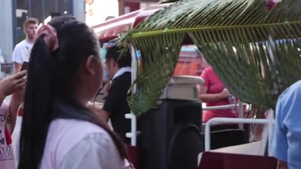 Vrouw Drukke Straat Buurt Van Char — Stockvideo