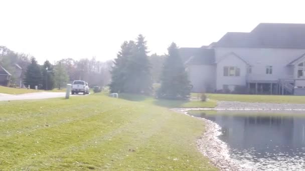 水源地附近的汽车和房屋后面的大花园 从泛左到右 — 图库视频影像
