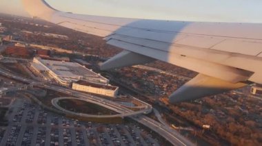  Şehrin Üzerinde Uçak Kanadı Soldan Sağa Kaydır