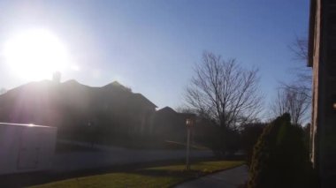  Güneş ışınları garaj girişinin yanında parlıyor Üst Kapılar - Soldan Sağa