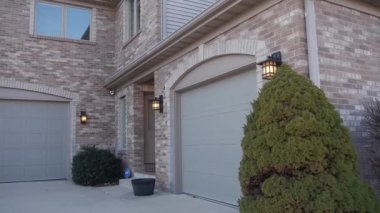 Güneş ışınları garaj girişinin yanında parlıyor Üst Kapılar - Sağdan Sola