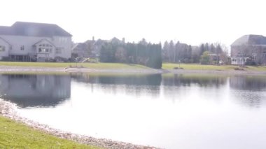 Su Kaynağı ve Ev Sunny Day - Pan Sağdan Sola.