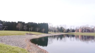 Güneşli bir günde evin arkasındaki büyük bahçenin yakınındaki kaynak, sağdan sola doğru..