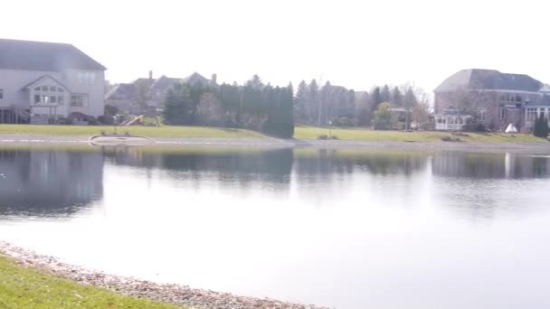 Wasserquelle Der Nähe Des Hauses Pan Von Rechts Nach Links — Stockvideo