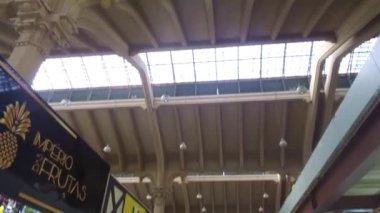 Kalabalık Kapalı Pazar Tavanı