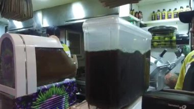 İnsan ve Standartlarla dolu kapalı bir pazar