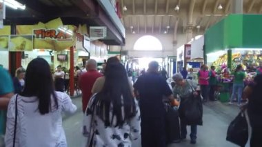  Kapalı Pazar 'da Yürüyen İnsanlar Devam Ediyor - İleri Kayın.