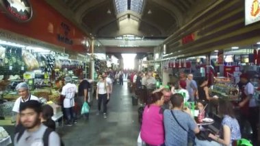 Kapalı Çarşıdaki İnsanlar Aşağı Kayıyor