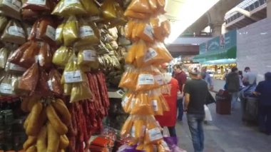 Gıda pazarının yakınındaki insanlar Soldan Sağa Kayıyor