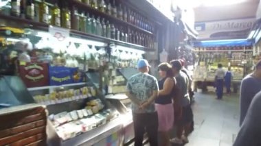  Kapalı Çarşı 'nın Yanındaki İnsanlar Ögelerle Dolu Duruyor - İleri Kayın