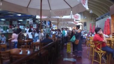  Kapalı Pazar 'daki Restoran Yakınındaki İnsanlar - İleri Kayın.
