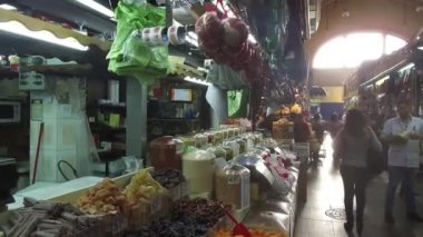 Piyasa tarafından çevrelenmiş insanlar - soldan sağa kayar