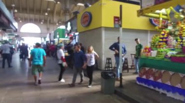 Kapalı Çarşıda Yürüyen İnsanlar - Pan - Sağdan Sola