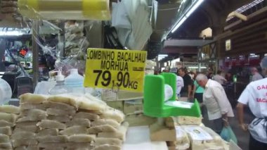 Markette satışta olan deniz ürünlerinin fiyatı sola kayarak sağa kayıyor.