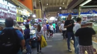 Çevrelenmiş insanlar yakın restoranlar ve kapalı marketler ileri doğru kayar.