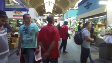 Kapalı Market Yakınındaki Yürüyen İnsanlar Duruyor - İleri Kayın