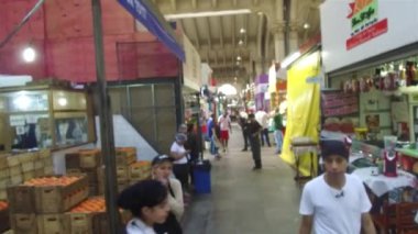 Garson ve insanlar kapalı alandaki restoranların yakınında konuşuyorlar. Maket - Yukarı-Aşağı