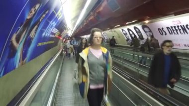 Metro istasyonunda Yürüyen İnsanlar Hızla Yürüyor