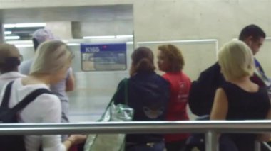 Metro İstasyonu Yakınındaki İnsanlar